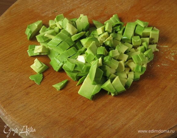 Очищаем и нарезаем авокадо.