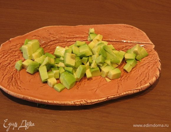 На тарелку кладем авокадо.