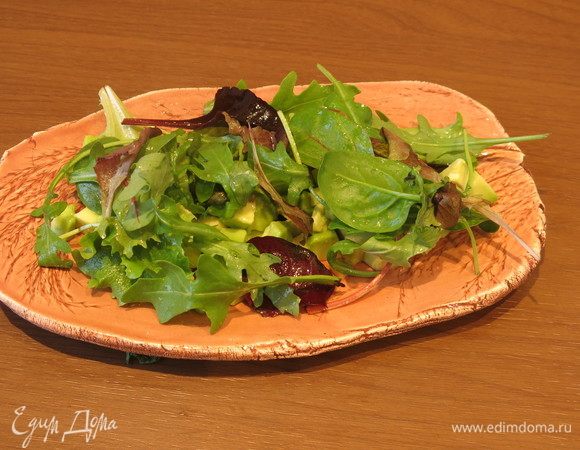 Зелень — смесь руколы, шпината, мангольд, цветов.