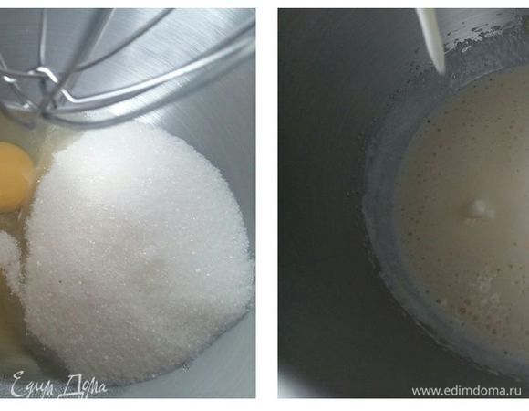 Взбить яйца с сахаром до пышной белой пены в течение 2 минут. Добавить сметану, еще раз взбить.