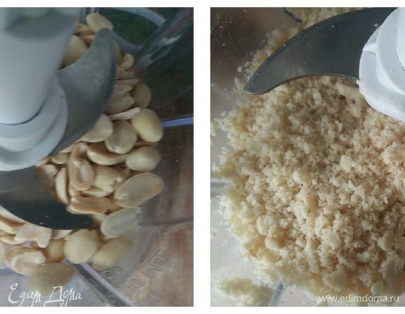 Арахис (можно заменить любыми другими орехами) измельчить в блендере так, чтобы остались небольшие кусочки.