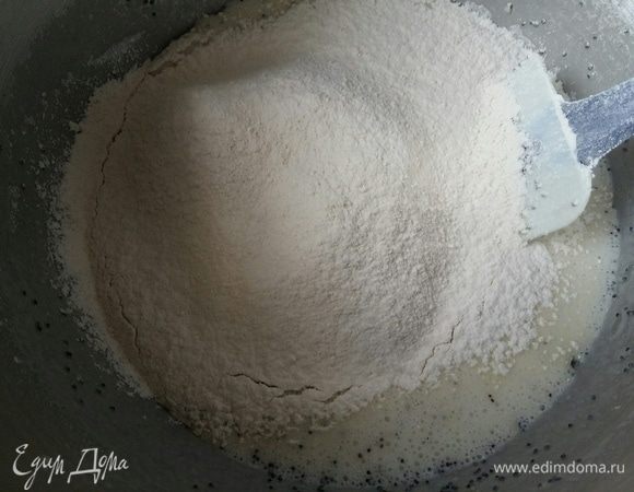 Добавить просеянную муку с разрыхлителем. Еще раз смешать до однородности. Тесто готово.