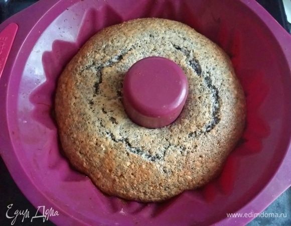 Выложить тесто в форму (у меня силиконовая), выпекать в духовке при 180–200°C до сухой палочки, это примерно 30–40 минут. У всех духовки разные, ориентируйтесь по своей.