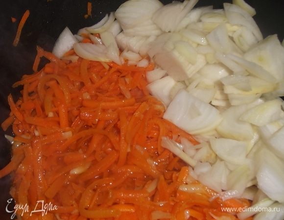 Добавить лук, продолжать обжаривать до полу прозрачности лука.