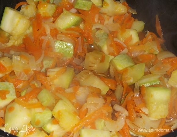 Добавить к овощам, посолить.