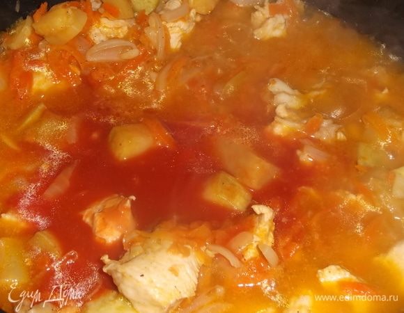 Томатную пасту разбавить водой, влить в кабачки. Добавить острый перец.