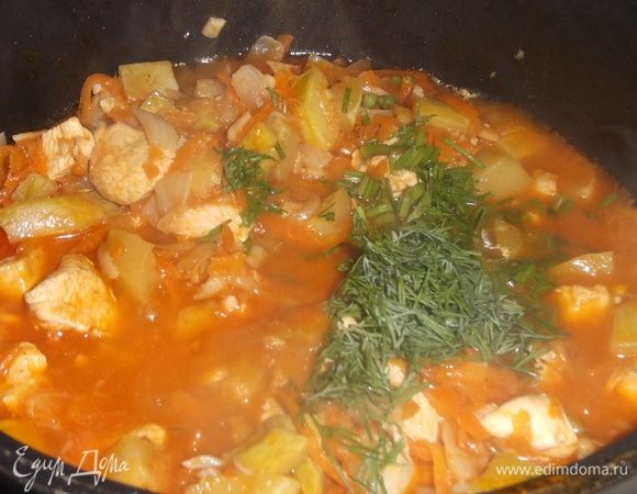 На сильном огне под крышкой тушить 15 минут. В конце добавить зелень.