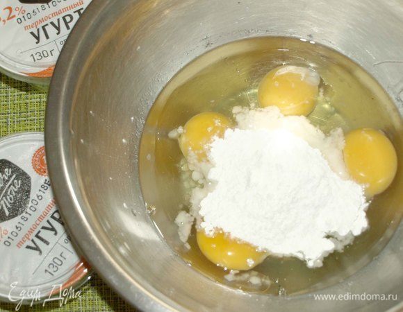 Яйца взбить с сахарной пудрой и щепоткой соли.