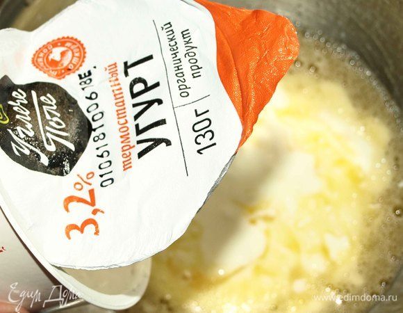 Добавить угурт ТМ «Углече Поле». Добавить растительное масло.
