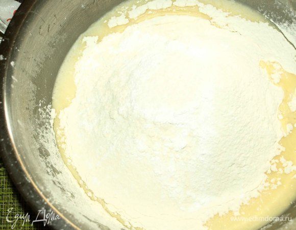 Муку просеять. Соединить с жидкими ингредиентами. Добавить ванильный сахар и разрыхлитель. Все хорошо перемешать.