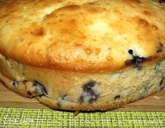 Готовый кекс достаем их духовки и даем полностью остыть в форме. Остывший кекс достаем и украшаем по своему усмотрению.