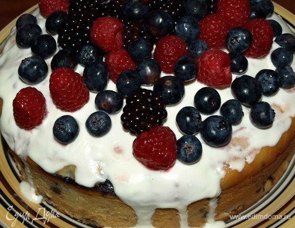 Можно посыпать сахарной пудрой, украсить глазурью и ягодами. Можно подать просто без украшений.