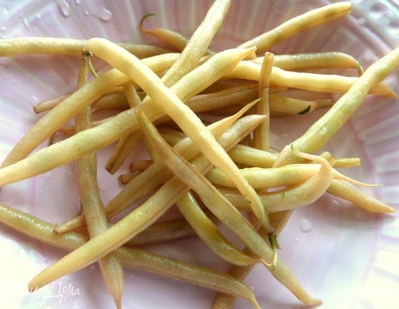 Фасоль у меня местная, замороженная. Большая горсть. Ее просто промыла, и она сразу размораживается. Отрезать кончики.