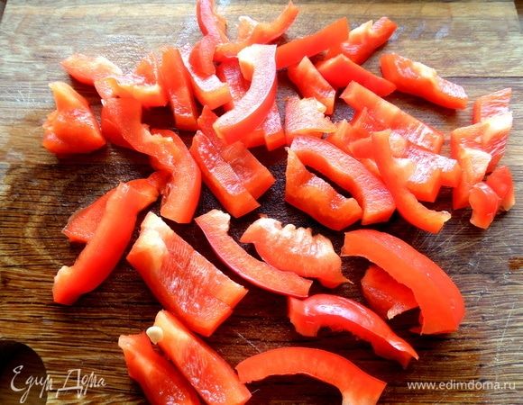 Перец нарезать короткими полосками.