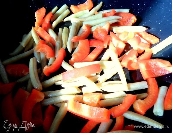 Высыпать к фасоли.