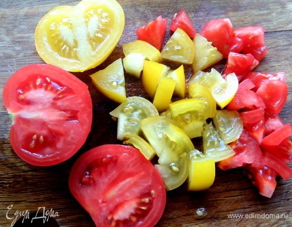 Томаты лучше брать твердые, я взяла двух цветов.