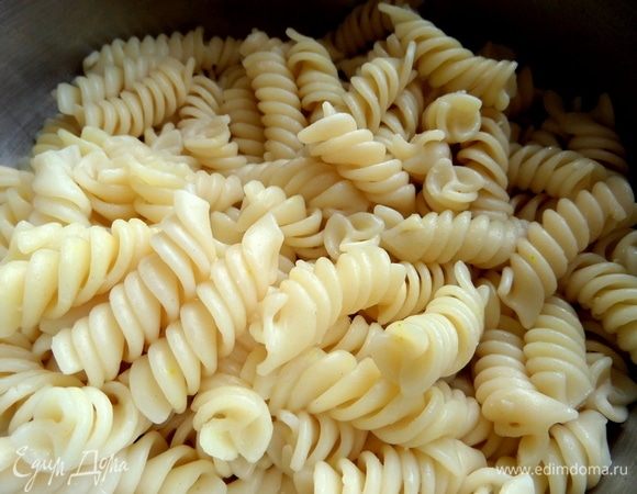 Макароны можно брать любы е,со спиральками будет вкусно.