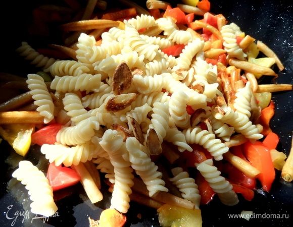 Высыпаем в вок макароны и чеснок обратно тоже.