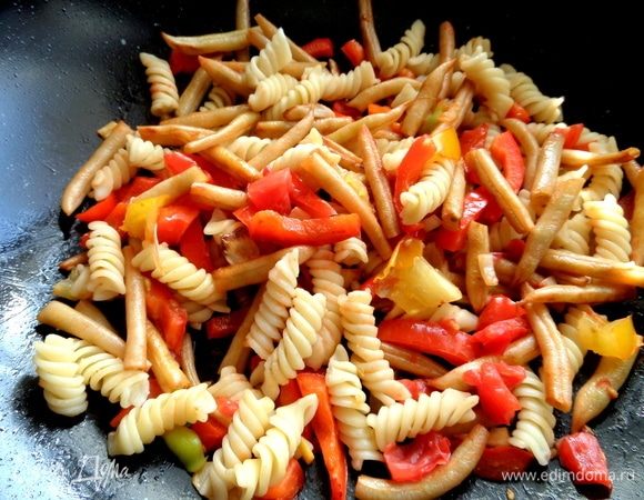 Прогреваем все вместе на огне, чтобы макароны пропитались и были тоже тёплые. Посолить, поперчить.