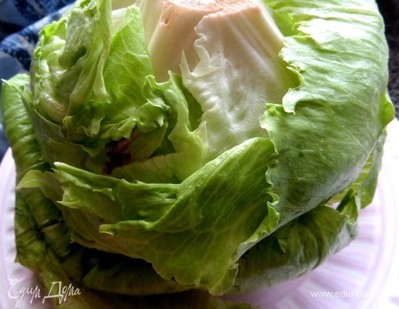 Салат айсберг порвать на кусочки.