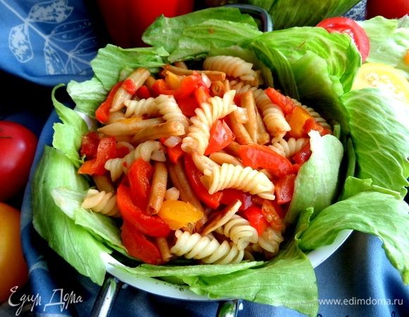 На дно тарелки порвать салат, сверху положить теплый салат.