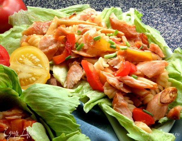 Сверху кладем кусочки рыбки или креветки, или колбасу. Посыпать луком.