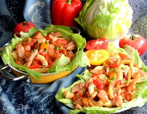 Салат очень сытный и вполне заменит полноценный ужин, а если подавать как салат, то хватит и на троих.