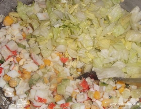 Огурцы очистить от кожи, так салат будет нежнее. Нарезать все ингредиенты. Добавить кукурузу, укроп, соль, майонез. Перемешать.