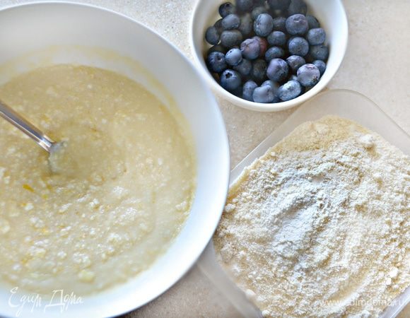 Просейте муку вместе с миндальной и разрыхлителем, добавляйте в творожную массу в несколько приемов. Чернику промойте, обсушите и аккуратно вмешайте в тесто.