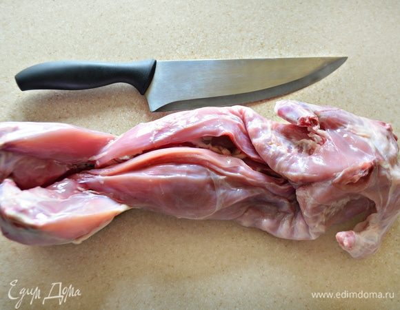 Тушку кролика промыть в проточной воде. Затем поместить на 1 час в большую кастрюлю, наполненную холодной водой, с добавлением 1 ст. л. яблочного уксуса.