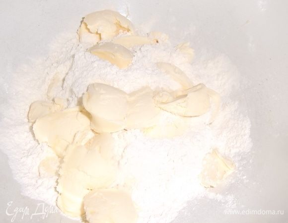 Муку перетереть руками с размягченным маслом и солью.