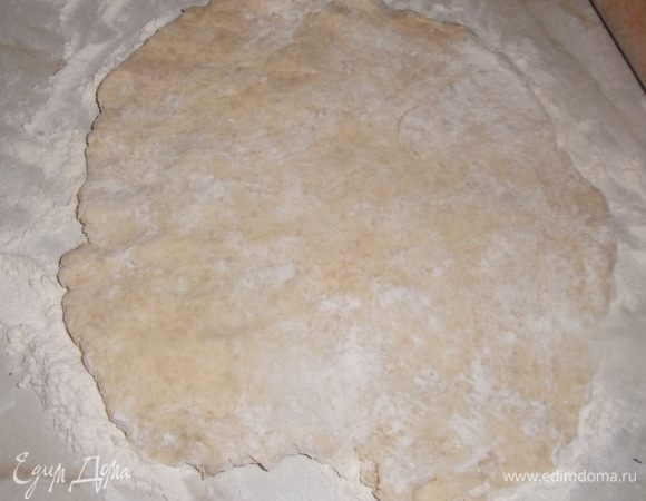 На присыпанной мукой поверхности раскатать тесто в пласт.