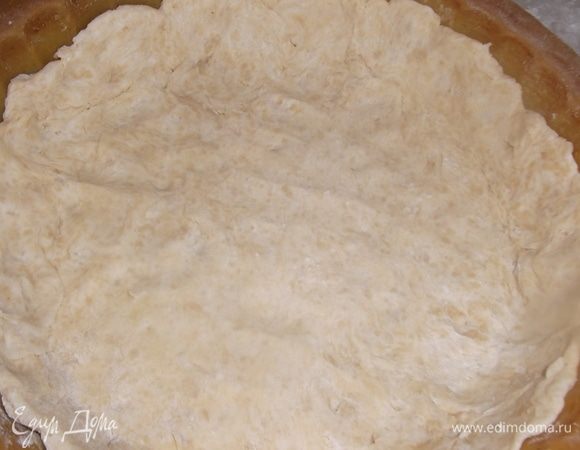 Выложить тесто в форму, сделать бортики.