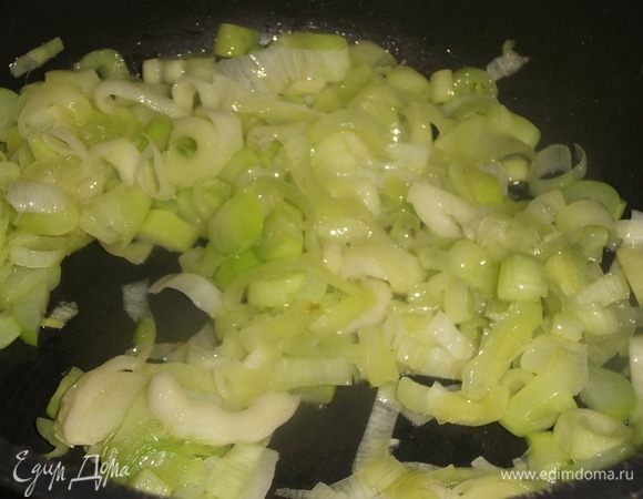 Обжарить на сливочном масле до мягкости, но не зажаривать.