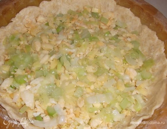 Перемешать сыр с луком. Выложить на тесто.