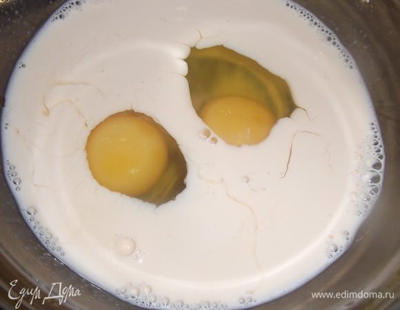 Яйца смешать с молоком. Добавить перец. Соль я не добавляю, так как сыр содержит соль.