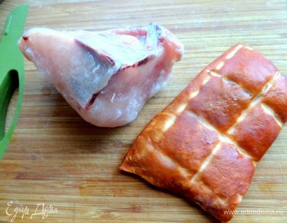 Для бульона используем грудку на косточке и кожу для копченого аромата (храню в морозилке от мяса для таких бобовых супов).