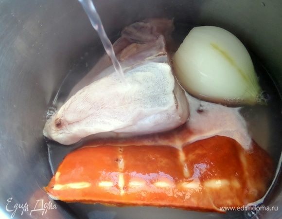 Залить водой и поставить вариться с луковицей.