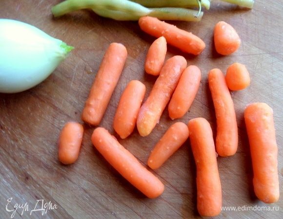 Теперь овощи. Морковь у меня мини, из заморозки, продается в супермаркетах.