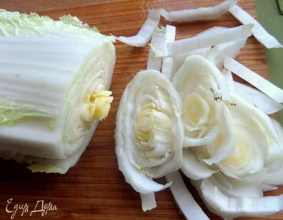 Давно-давно ломала голову, куда использовать нижнюю часть этой капусты, и вот пришла идея добавлять в супчики.