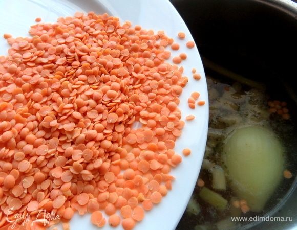 Добавляем в суп, когда он уже поварился. Чечевица варится 10 минут. Томат ошпарить и порубить в суп тоже.