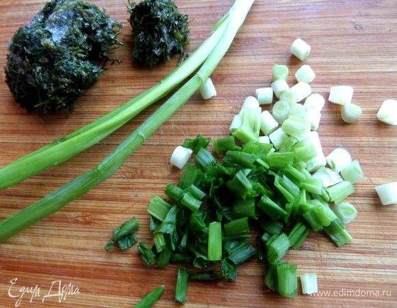 Для подачи нарезать лук, укроп.