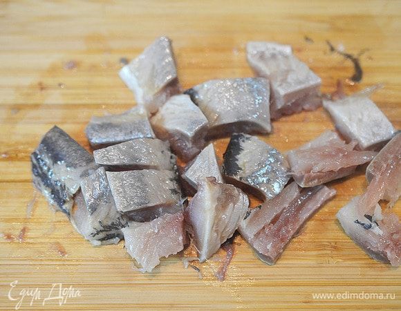 Филе сельди нарежьте небольшими кусочками.