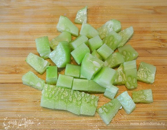 Огурец почистите и нарежьте кубиком.