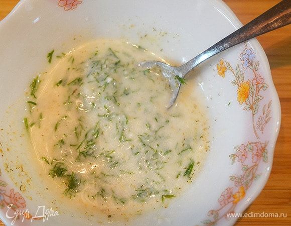 Добавьте нарезанный укроп.