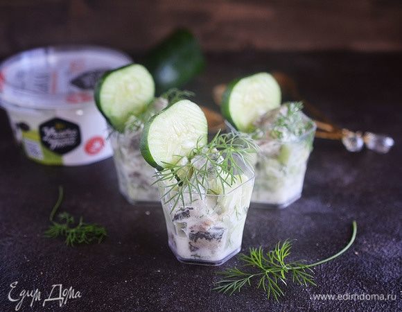 Разложите в порционные стаканчики или в салатницу.