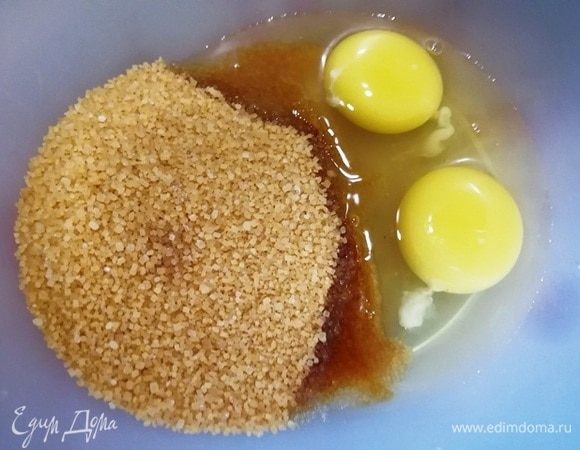 В отдельной миске миксером взбиваем сахар и яйца до растворения сахара.