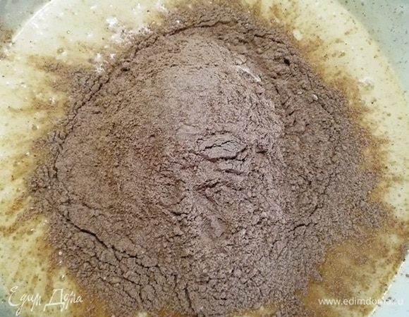 Добавляем половину мучной смеси.