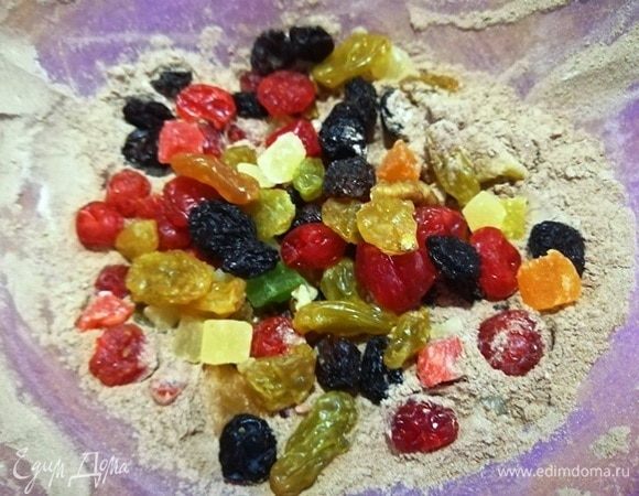 Оставшуюся мучную смесь перемешиваем с цукатами. Это делается для того, чтобы цукаты равномерно распределились в тесте.