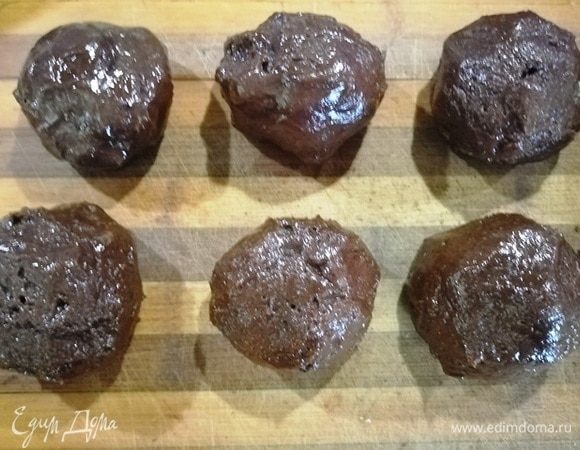 Достаем миску с тестом из холодильника и формируем шарики. У меня печенье довольно крупным получилось. Всего я сделала 8 заготовок.